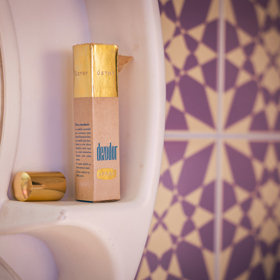 Součástí ústní hygieny dam i pánů byl ústní sprej Dezodor.