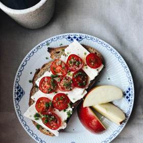 Své recepty, tipy a triky sdílí s fanoušky na svém Instagramu, kde ji sleduje téměř 100 000 lidí. 