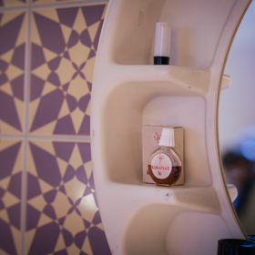 Parfémy se staly další kosmetickou nezbytností a lahvičky se prodávaly v nejrůznějších tvarech, byť byly nedostatkovým zbožím.