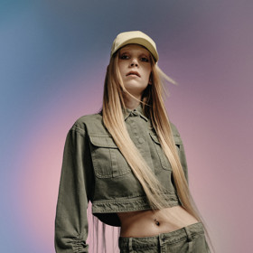 Bunda ve zkrácené optice může samostatně suplovat horní díl i bez dalších vrstev. Obzvlášť v setu se sukní stejného vzhledu perfektně zhmotní aktuální look. Primark, 570 Kč