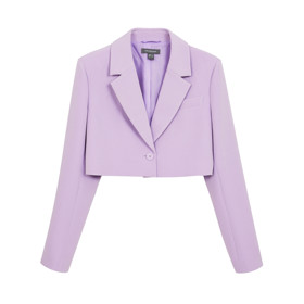 Pokud si netroufáte vyrazit jen tak s "holým" pupíkem, je pro vás zkrácený blejzr skvělým kompromisem. Model s fazonou, který září oblíbenou fuchsiovou barvou, najdete v aktuální nabídce řetězce Primark za 650 Kč.