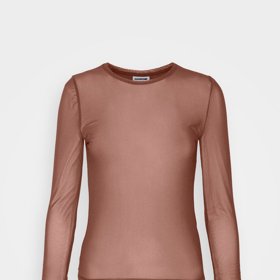 Zcela transparentní top si žádá správný výběr prádla. Sportovní či krajkové, ujme se s čímkoliv. Obléci jej můžete i přes top bez rukávů. Top v neobvyklém zemitém tónu, Noisy May, Vero Moda, 499 Kč