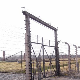 Vstupní brána do takzvaného rodinného tábora, v němž skončilo 17500 Židů z terezínského ghetta. 