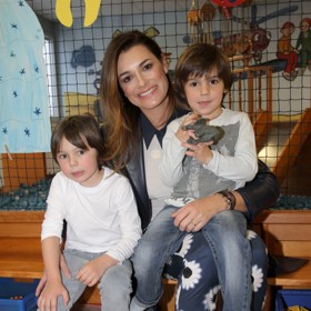 Alena Šeredová má dva syny, Davida Leeho (13) a Louise Thomase (15), a téměř tříletou dceru Vivienne.