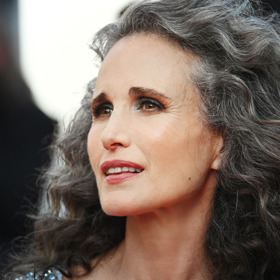 Andie MacDowell je už 37. rokem tváří známé kosmetické značky. Její pleť je stále svěží, a to díky kvalitní péči.