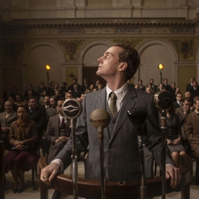 Jiří Arvéd Smíchovský za okupace kolaboroval s nacisty, přesto jej opakovaně zatkli. Po válce se vyhnul trestu smrti, ale dostal doživotí. Ve vězení spolupracoval s StB.