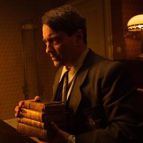 Arvéd je příběhem Jiřího Arvéda Smíchovského, jednoho z nejkontroverznějších Čechů 20. století.