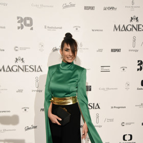 Na Českých lvech předvedla Eva Decastelo výrazný zelený outfit a sexy ofinku.