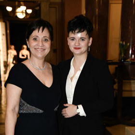 Alena Mihulová o sobě říká, že je mrňous a to také limituje její výběr šatů. Model z Českého lva má z Butiku Soline a jde o značku Badgley Mischka.