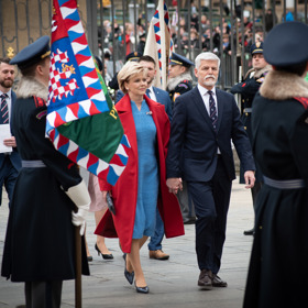 Eva a Petr Pavlovi přicházejí na inauguraci.
