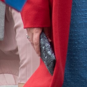 Psaníčko Evy Pavlové k prvnímu outfitu je subtilní, flitrové a v tmavě modrém odstínu.