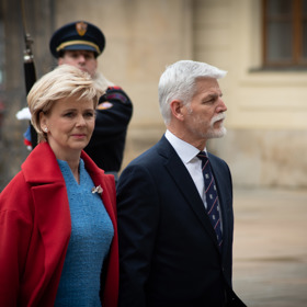 Šaty Evy Pavlové zdobila brož z dílny šperkaře Hanuše Lamra,...