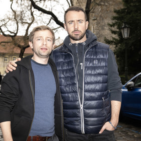 V hlavní roli nového seriálu se představí herec Lukáš Příkazký (vlevo), sekundovat mu bude Miroslav Hrabě (vpravo).