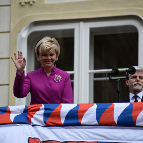 Na balkoně Pražského hradu zdravila příznivce v nezapomenutelném fuchsiovém kostýmku od Štěpánky Pivcové.