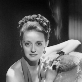 Herečky, které byly považovány za sex symboly, musely v případě těhotenství jít na potrat. Bylo to jedno z hlavních pravidel filmových studií. Kromě Bette Davis (na fotce) přišla o dítě i Judy Garland.