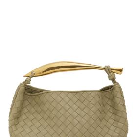 Stejně tak její kabelka stojí za pozornost. Model Sardine ikonické značky Bottega Veneta získal svůj název podle jedinečného kovového držadla ve tvaru sardinky. Pořídit si jej můžete v několika velikostních rázech, největší stojí přibližně 75 000 Kč.