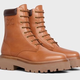 Jeho dominantu tvořily vedle olivově zeleného vlněného kabátu hnědé farmářky Celine za 1 200 dolarů...