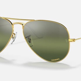 ...a pozornost poutaly i sluneční brýle Chromance od Ray-Ban za 248 dolarů.