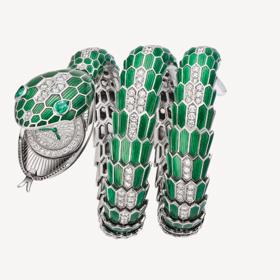 Hodinky řady Serpenti Secret Watch, jejichž ciferník ukrývá hlava hada. První model tohoto typu vlastnila Elizabeth Taylor, velká milovnice luxusních šperků římského klenotnického domu Bulgari. Cena modelu Misteriosi z 18k bílého zlata s diamanty a smaragdy je takřka astronomická.