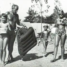 Standardem bylo ubytování ve stanech...