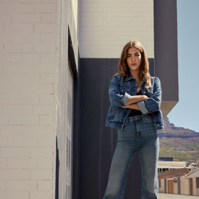 Klasická sestava. Nadchne a neomrzí žádného příznivce džínoviny. Džínové sandály jako bonus dokonalého denimlooku. (C&A)