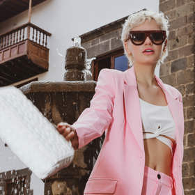 Žhavý trend pastelově zbarvených kompletů v elegantním duchu crop top či bandeau živůtek vkusně posune mezi ležérní modely. Inspirace na snímku pochází z kolekce Clockhouse pro jaro/léto 2023.