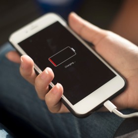 HROZBY: Ach, ti dychtiví Blíženci! Jejich komunikační talent, iluze a proměnlivost je často dostávají do závislostí na sociálních sítích. Blíženci často dělají mnoho věcí, ale u ničeho nevydrží. Právě virtuální svět jim dopřává jakousi duševní stimulaci.