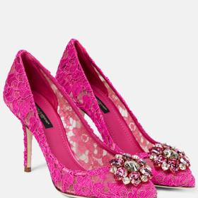 Návrhářský dům Dolce&Gabbana je svým okázalým stylem proslulý. Také u něj na špičkách střevíčků na čas zakotvila nepřehlédnutelná štrasová ozdoba. 15 490 Kč