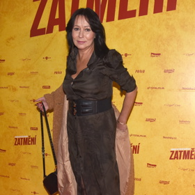 Zpěvačka Heidi Janků zvolila khaki šaty s tříčtvrtečními rukávy a chybět nesměly elegantní černé lodičky.