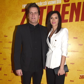 Zpěvák a skladatel Julián Záhorovský s partnerkou Terezou, která vybočovala sněhobílým sáčkem. 