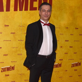 Herec Jan Zadražil, kterého si fanoušci mohou pamatovat z Velmi křehkých vztahů, má sexy šediny.