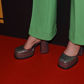 Zelený kostýmek doplnila Ester Geislerová střevíčky na platformě s vysokým podpatkem.