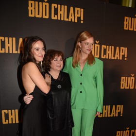 Tereza Ramba zase vynesla černé šaty Anamé, o make-up se jí postarala Líčírna a její celkový look má na svědomí stylistka Sarumanka. Na snímku s kolegyněmi Naďou Konvalinkovou a Ester Geislerovou.