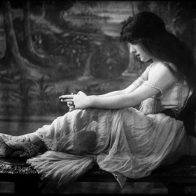 Nejprve se živila jako prodavačka. Pak se odstěhovala do New Yorku, kde se stala modelkou.