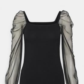 Nemusíte se vyhýbat ani aktuálnímu trendu  – transparentním prvkům. Zvolte decentní variantu s průsvitnými rukávy topu Even&Odd (399 Kč) a kombinujte jej s vašimi oblíbenými kousky.