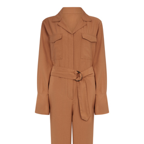 Overal po vzoru pracovní kombinézy umí zabodovat i mezi elegantními modely. Stačí sáhnout po správně laděných doplňcích. Object, 2 099 Kč