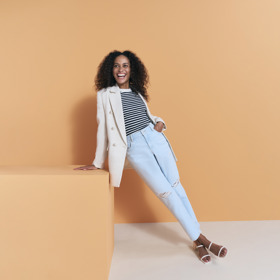 Univerzální styling, který bez ohledu na věk sluší všem. Jednoduchý top s potiskem, oblíbeným vzorem nebo "jen" v neutrální barvě, která je vám blízká, sako, které skvěle padne, a vaše oblíbené džíny. Top s proužky, 399 Kč, džíny střihu mom, 699 Kč a sako 1199 Kč, vše F&F.