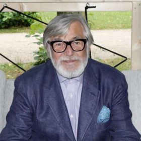 Herec Jiří Bartoška se zotavil z rakoviny mízních uzlin a tvář mu opět zdobí slušivé strniště.