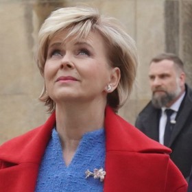 Šaty pak Eva Pavlová ozdobila broží s motivem květu růžového kaštanu od šperkaře Hanuše Lamra. Stejnou vynesla už při vyhlášení výsledku prezidentských voleb a na inauguraci si ji vzala jako připomínku zvolení svého muže prezidentem.