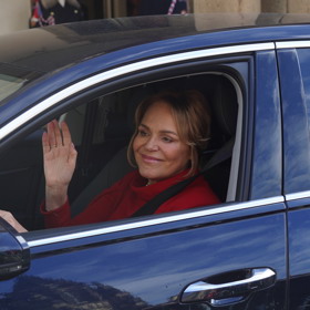 Dagmar Havlová při příjezdu zdravila přihlížející dav.