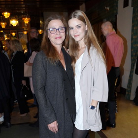 Dcera Amélie mámu do společnosti doprovází velmi často.