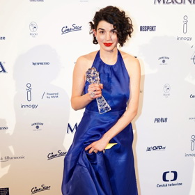 Antonie Formanová, dcera slavného režiséra, vynesla na České lvy decentní tmavě modrou róbu a žluté masivní boty - ve prospěch tenkrát bojem zmítané Ukrajiny.