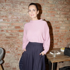 Daniela Písařovicová na křtu knihy, kam oblékla neformální sukni a růžovou mikinu.