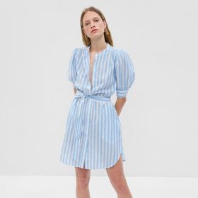 Košilové šaty, navíc s vertikálními proužky a sympatickým prvkem v podobě vazačky v pase. Hned je pár centimetrů doma. Šaty jsou z jarní kolekce značky Gap za 1 799 Kč.