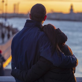 V Rusku mnohdy vypuknou oslavy MDŽ již o den dříve. Nejprve se totiž pořádají večírky ve firmách. Až pak přijdou na řadu partneři. Obrovskou kyticí se nikdy nic nezkazí.