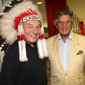 Karel Gott s filmovým představitelem Vinnetoua Pierrem Bricem.