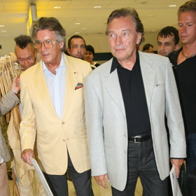 Karel Gott společně s Pierrem Bricem navštívil podle fotografa Františka Jiráska na 52 měst.