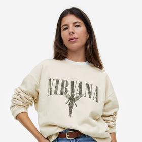 Klasické logo grungové legendy obsadilo vůdčí pozice i na mikinách. Krémový odstín skvěle zakomponujete i do jarního šatníku. H&M, 599 Kč