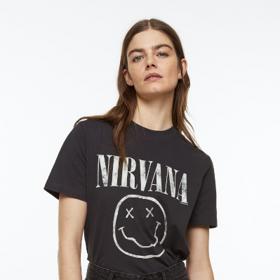 Legendární kapelu doprovází nehynoucí obdiv i dlouho po smrti jejího frontmana Kurta Cobaina. Logo ovládlo letošní kolekci triček a mikin v řetězci H&M. Cena: 299 Kč