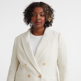 Vyzkoušet můžete i krémové sako ze strukturované tkaniny. H&M, 1 499 Kč
